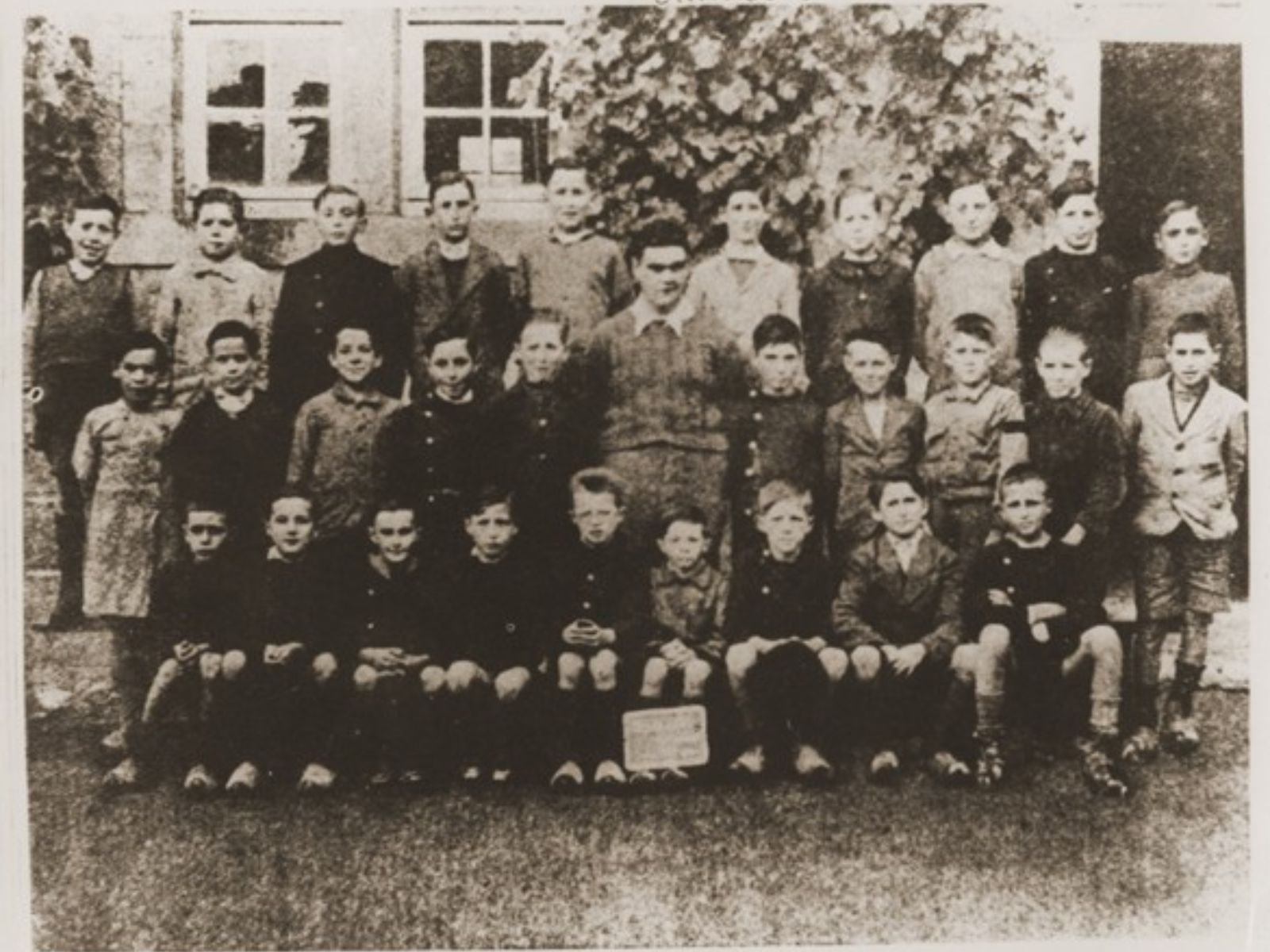 Uma classe de meninos da escola de Oradour-sur-Glane. Todos os que aparecem na foto foram mortos durante o massacre de 10 de junho de 1944.