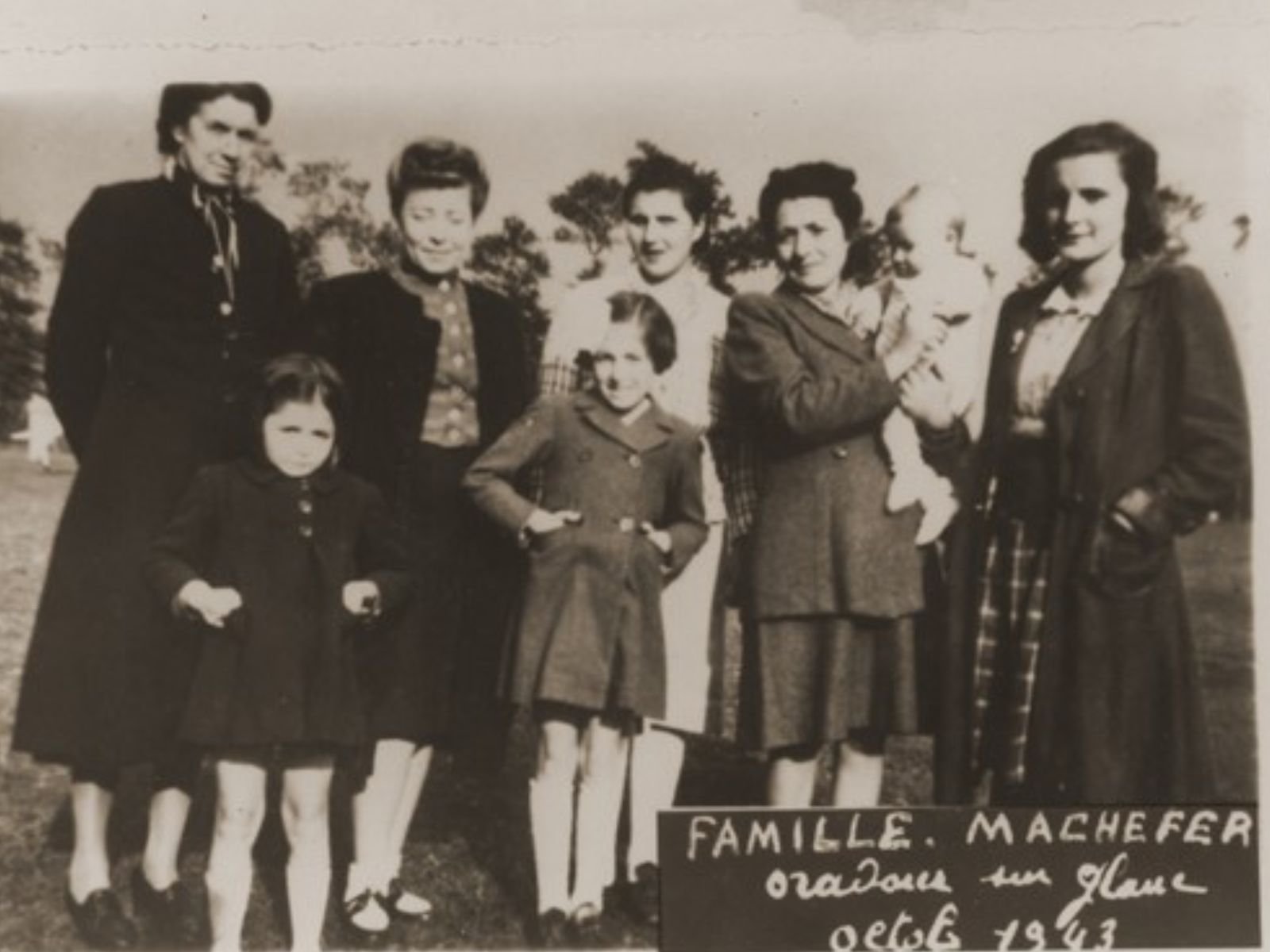 Foto de outubro de 1943 da Família Machefer em Oradour-sur-Glane. França. Todas as mulheres e crianças da fotografia, exceto o pai, foram mortas pelas SS durante o massacre em 10 de junho de 1944.