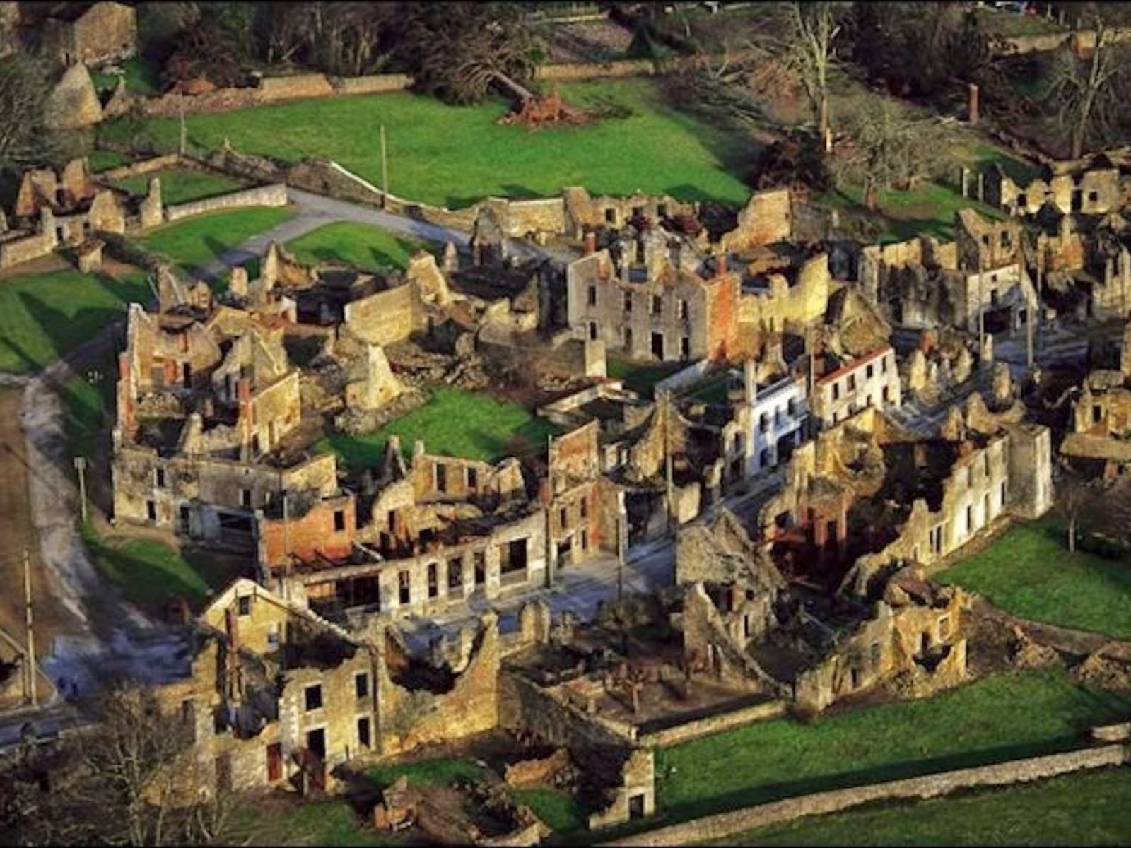 Vista aérea das ruínas de Oradour-sur-Glane, preservadas até hoje como um memorial permanente.