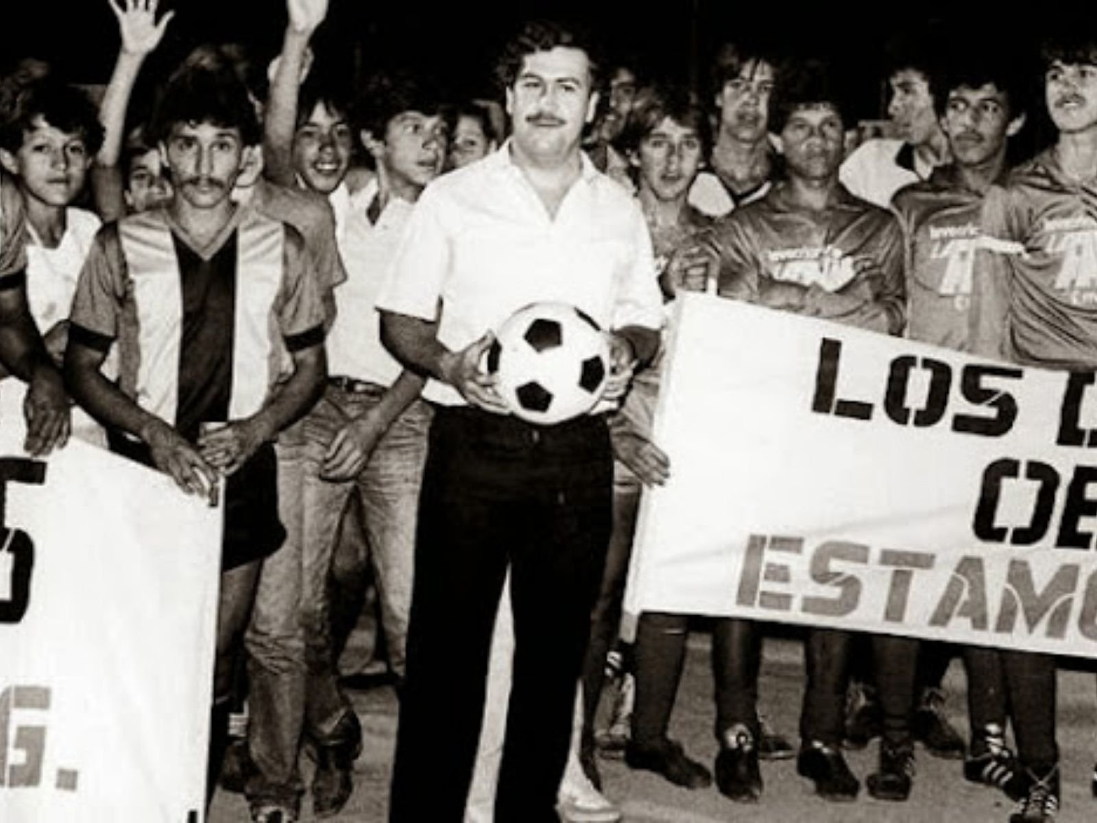 Pablo Escobar foi dono do tradicional clube colombiano Atlético Nacional, e usava de ameaças e subornos para que seu clube ganhasse as partidas.