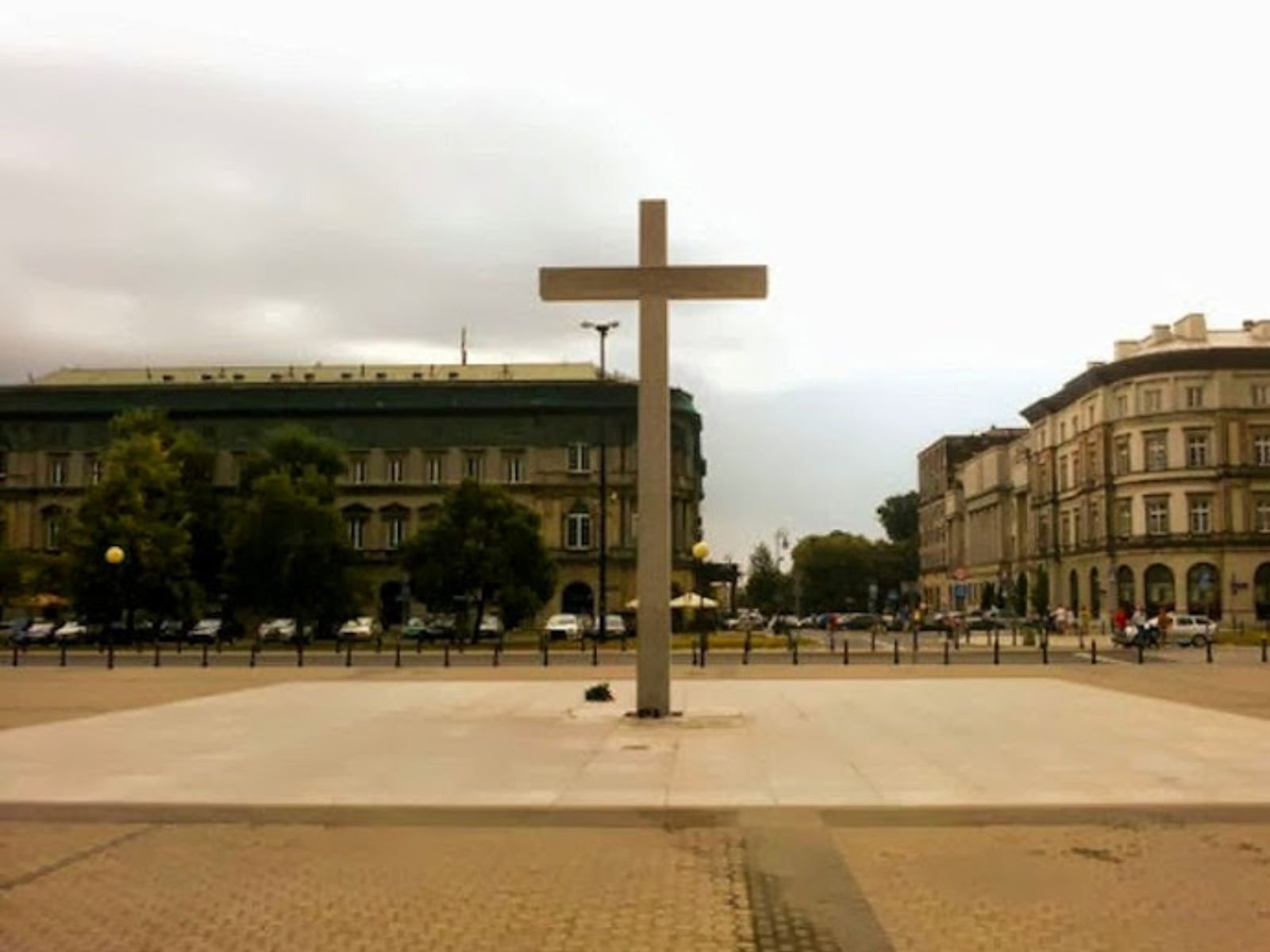 Praça "Vitória" (Victory Square ou Plac Marszałka Józefa Piłsudskiego) - Inscrição encontrada sob os pés da cruz na Praça Vitória, em Varsóvia. Foto: Italo Magno Jau. 2012.