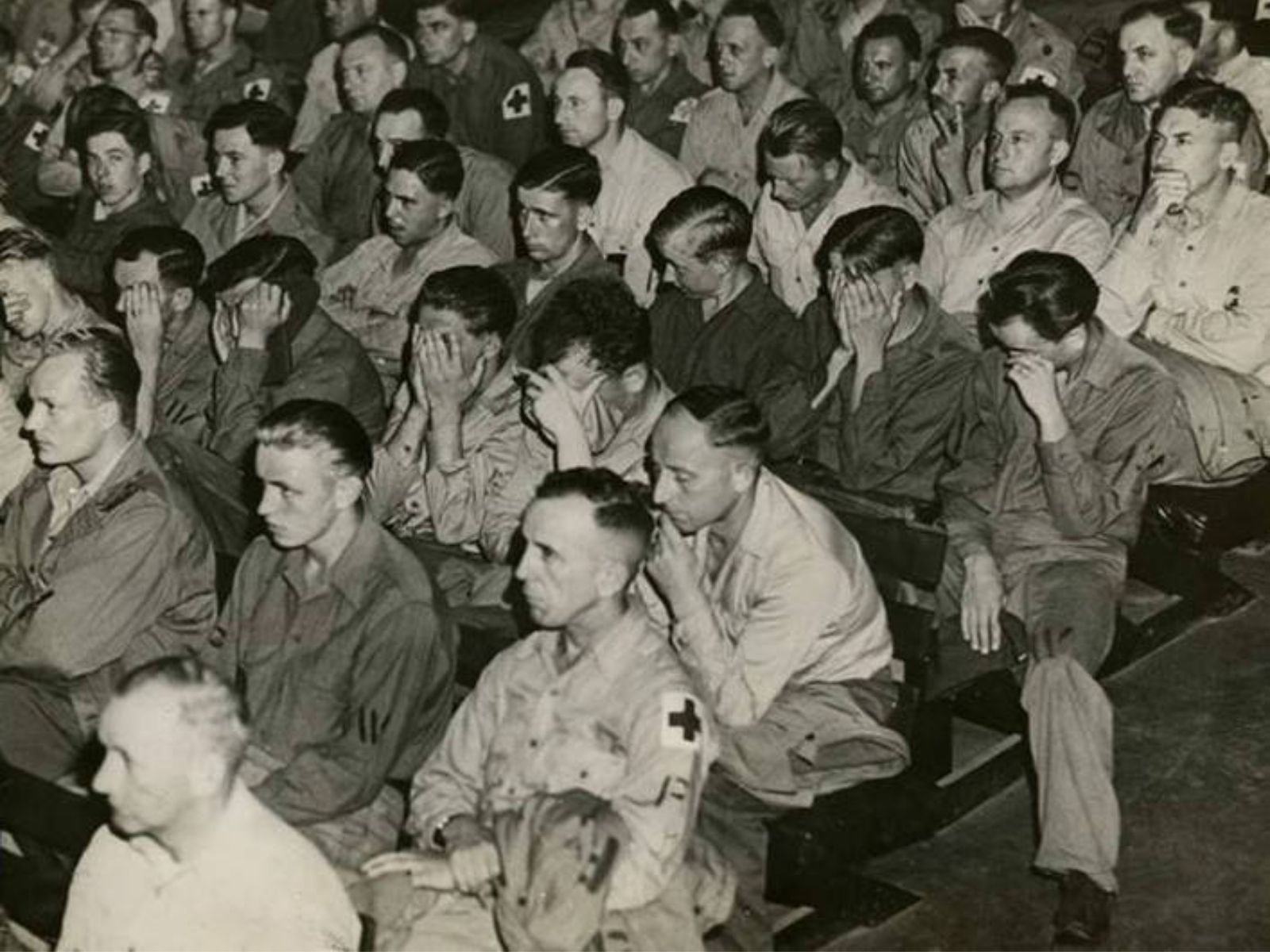 Prisioneiros de guerra alemães são forçados a assistir a um filme sobre as atrocidades cometidas nos campos de concentração, uma medida de reeducação implementada em todas as zonas. Autor: Joseph Eaton / United States Holocaust Memorial Museum.