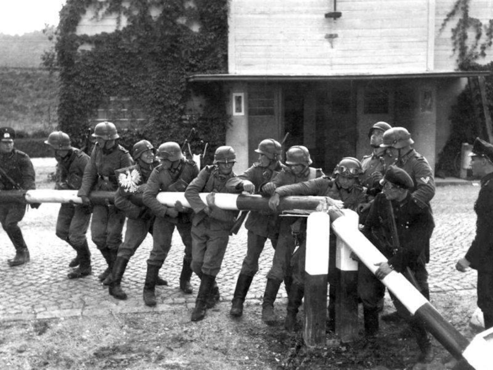 Soldados alemães cruzam a fronteira com a Polônia no dia 1 de setembro de 1939, dando início a brutal Segunda Guerra Mundial. Soldados alemães cruzam a fronteira com a Polônia no dia 1 de setembro de 1939, dando início a brutal Segunda Guerra Mundial.