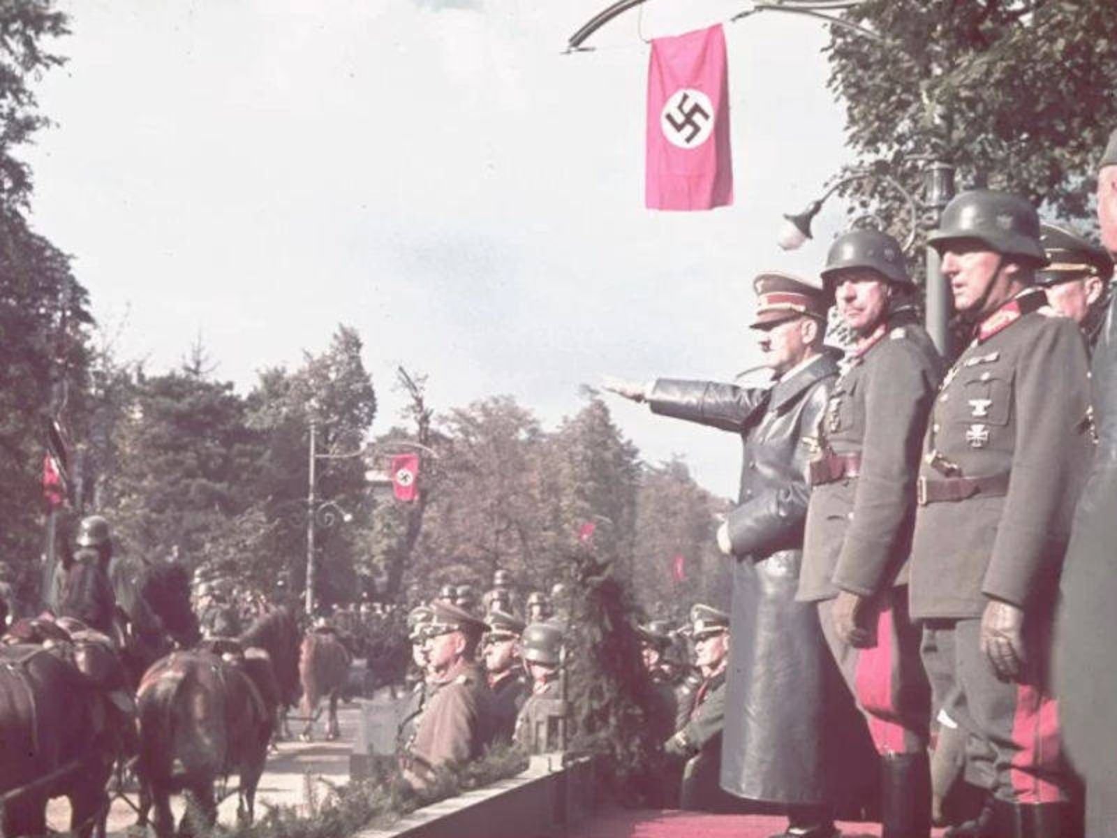 Adolf Hitler durante a parada da vitória da Alemanha sobre a Polônia em Varsóvia. Foto: Hugo Jaeger.