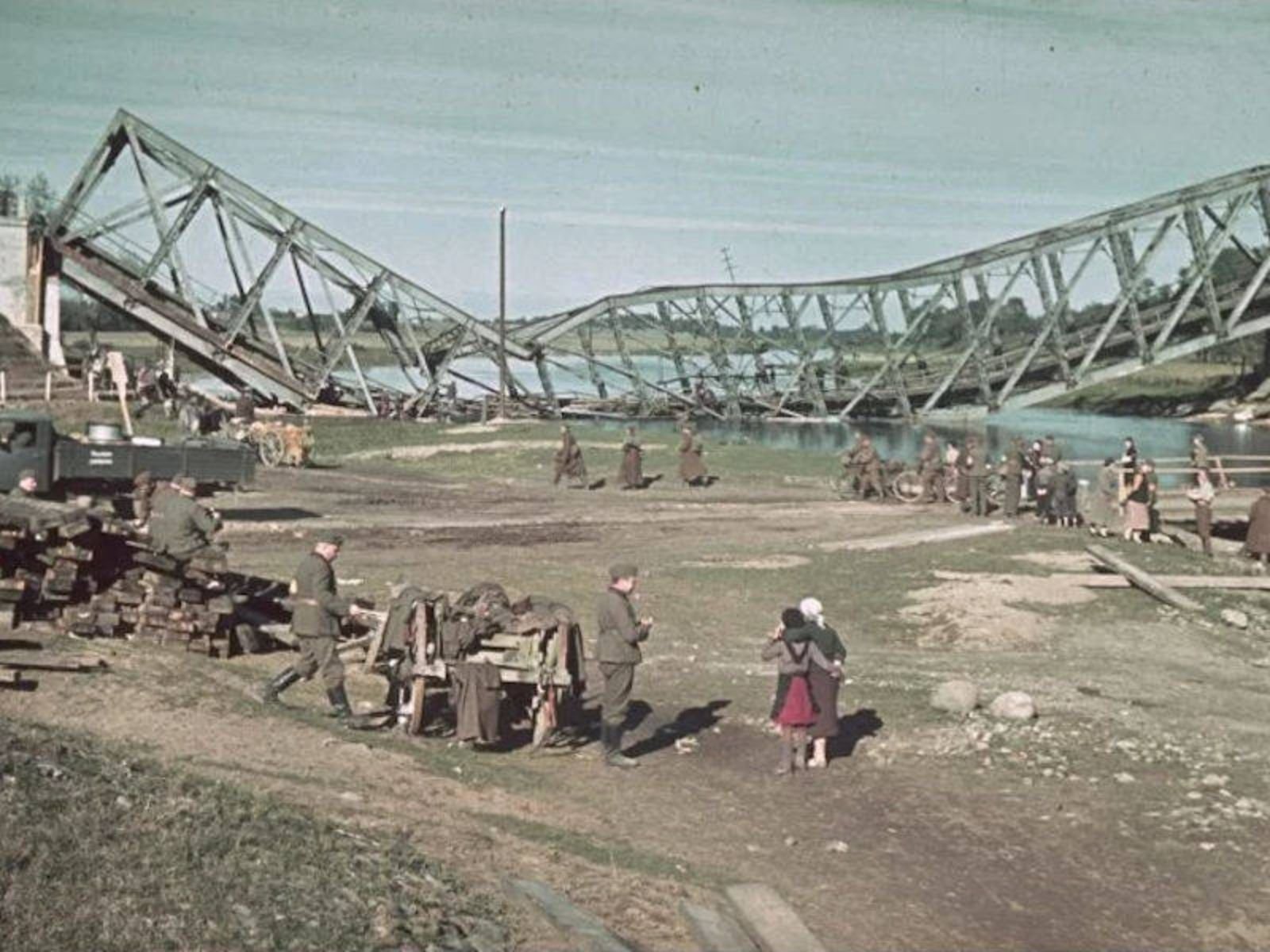 Ruínas de uma ponte destruída por tropas alemãs perto de Sochaeczew, Polônia, 1939.