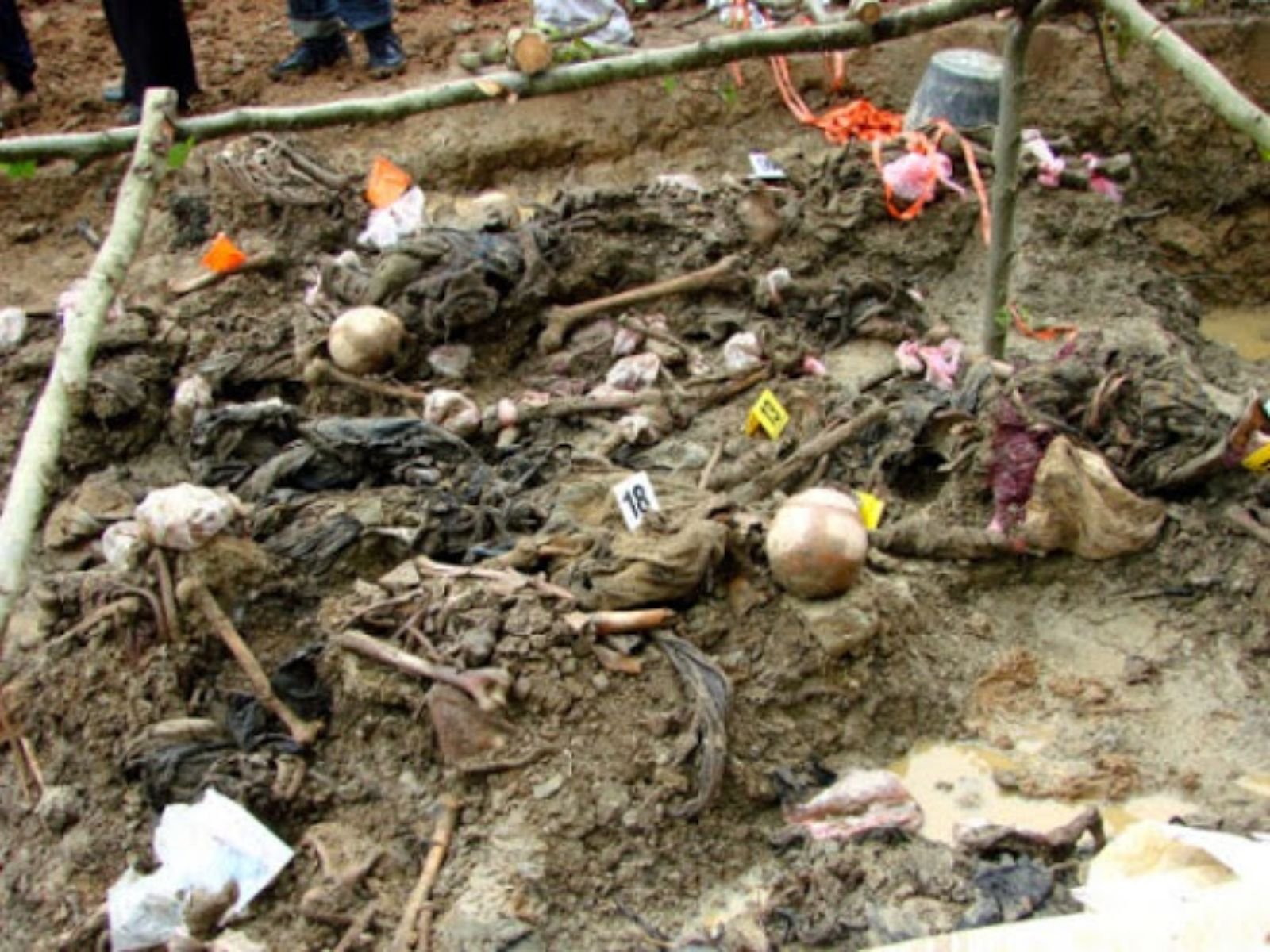 Vala comum em Srebrenica, exumada em 2007. Foto: Adam Jones