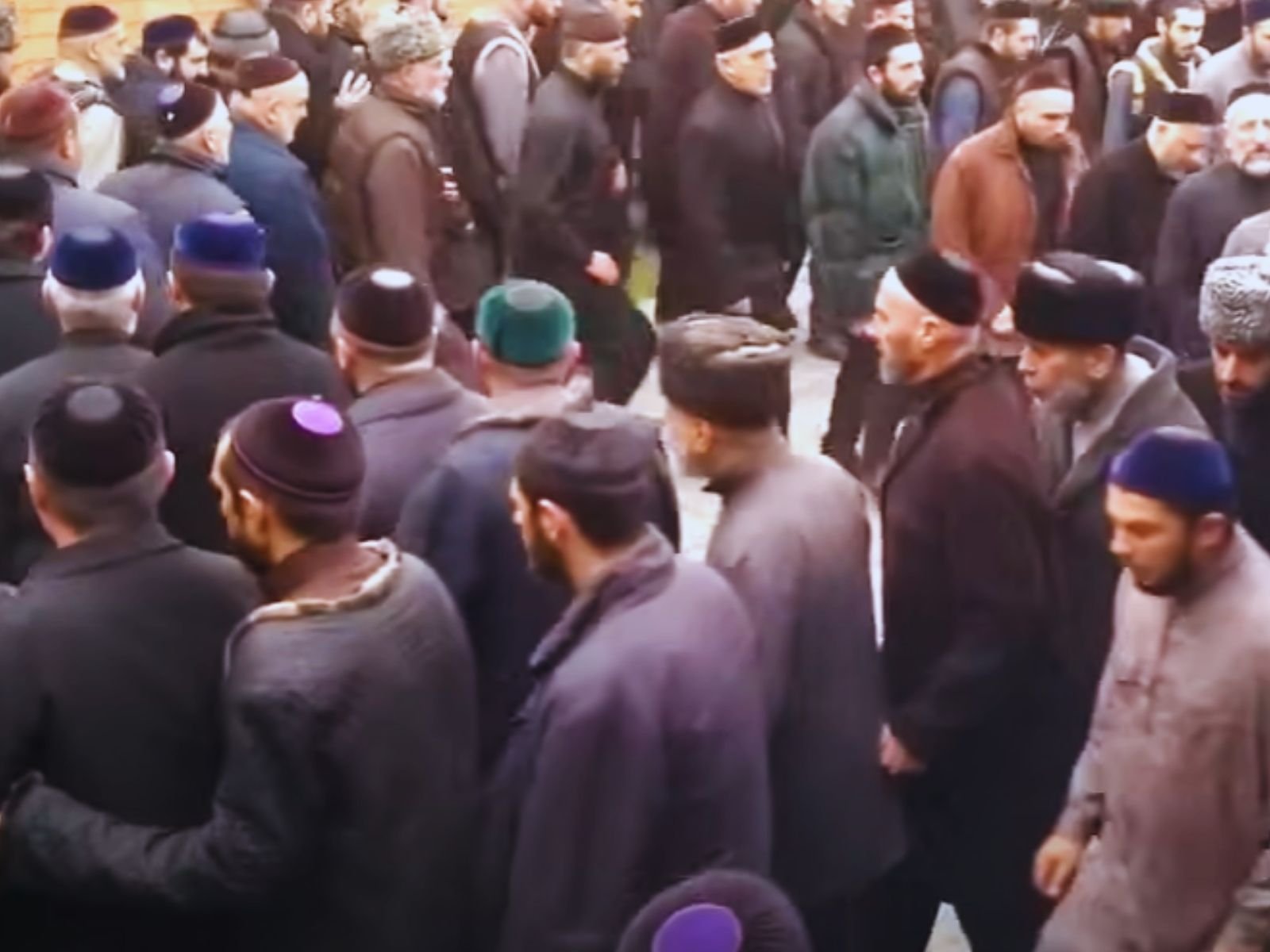 Este é o ritual zikr sufi, dança mística do Cáucaso, na região da Chechênia, onde o Islamismo é predominante.