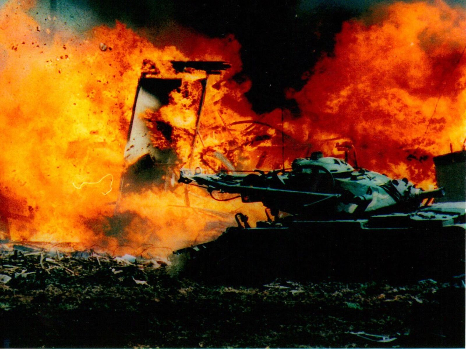 Tanques M728 Combat Engineer Vehicle rompem sistematicamente as paredes do complexo durante invasão final, marcando precedente controverso na aplicação da lei federal. O uso de equipamento militar contra civis americanos chocou a opinião pública e alimentou narrativas sobre tirania governamental.