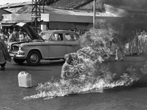 Tocha da Justiça: O Monge que Incendiou a Consciência do Mundo Thích Quảng Ðức ateia fogo em seu próprio corpo durante uma manifestação na cidade de Saigon, Vietnã do Sul, contra a política religiosa do governo de Ngo Dinh Diem, em 11 de Junho de 1963. A imagem, uma das mais icônicas do século XX, foi feita pelo fotógrafo Malcolm Browne, da Associated Press.