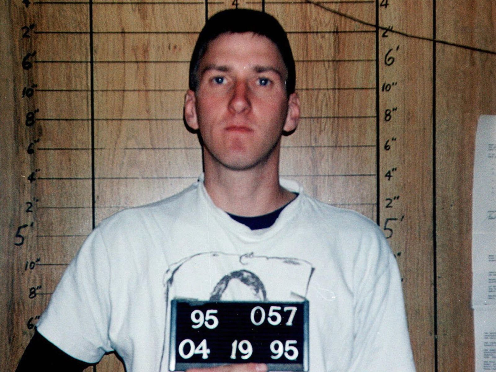 Timothy James McVeigh fotografado após sua prisão em 19 de abril de 1995, apenas 90 minutos depois da explosão. O veterano de 27 anos da Guerra do Golfo foi parado pelo policial Charlie Hanger por dirigir sem placa, sem demonstrar qualquer nervosismo. McVeigh acreditava estar lutando como soldado patriota contra um governo federal tirânico. Fonte: Departamento de Polícia de Oklahoma.