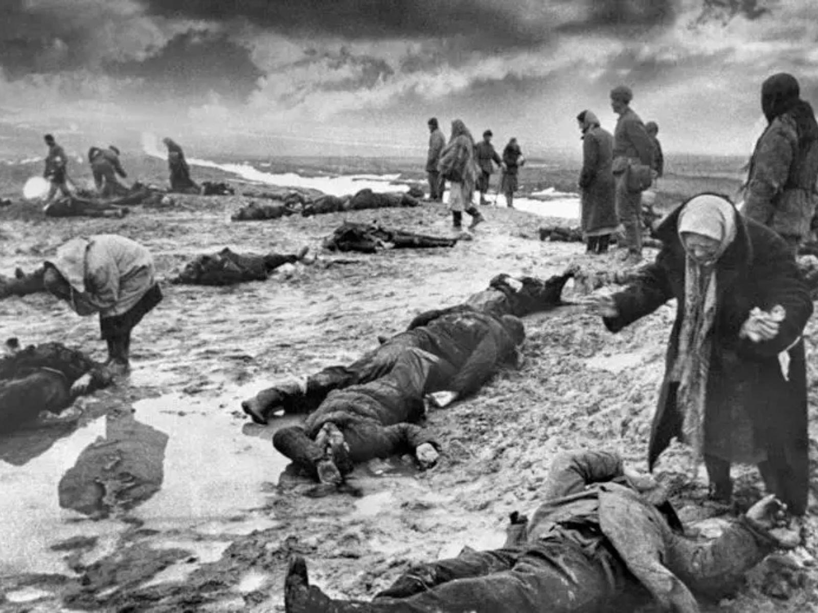 Civis procuram por entes queridos entre os mortos em Kerch, Crimeia, 1942, durante os confrontos entre a Alemanha e a União Soviética durante a Segunda Guerra Mundial. Foto de Dmitri Baltermants. Civis procuram por entes queridos entre os mortos em Kerch, Crimeia, 1942, durante os confrontos entre a Alemanha e a União Soviética durante a Segunda Guerra Mundial. Foto de Dmitri Baltermants.