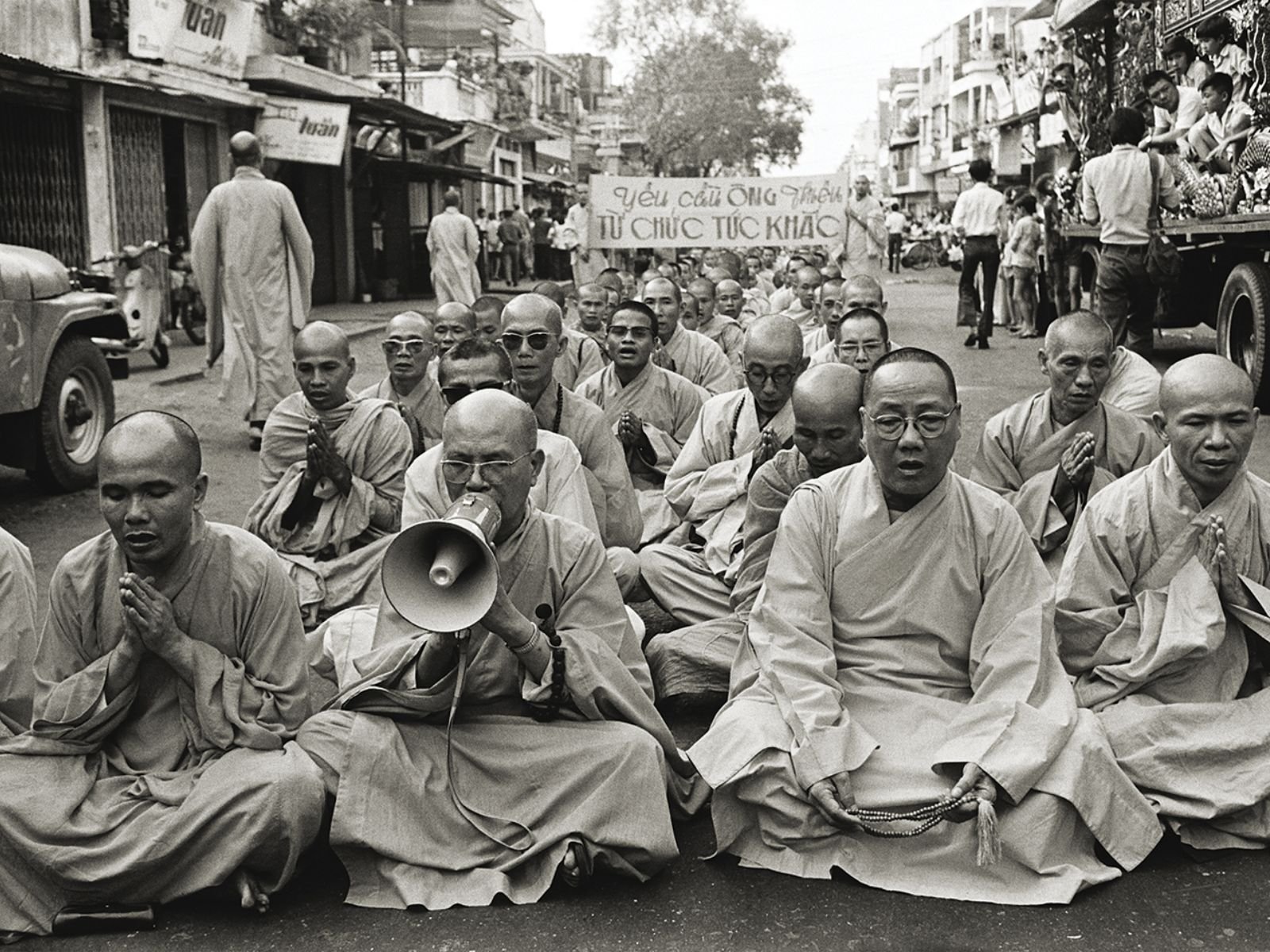 Líderes budistas protestando publicamente no contexto dos protestos em 1963.