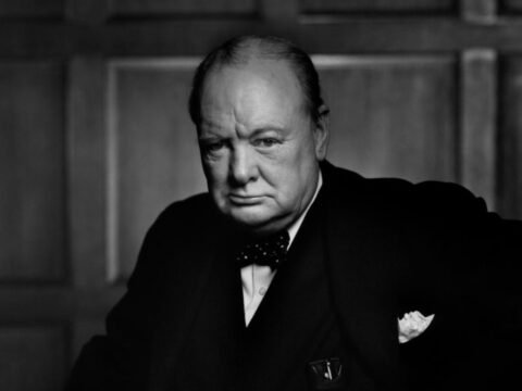 Winston Churchill: Liderança na Hora Mais Sombria Winston Churchill: "The Roaring Lion" (O Leão Rugindo). O retrato mostra Churchill com uma expressão severa, determinada e desafiadora, logo após Churchill discursar ao Parlamento canadense durante a Segunda Guerra Mundial.