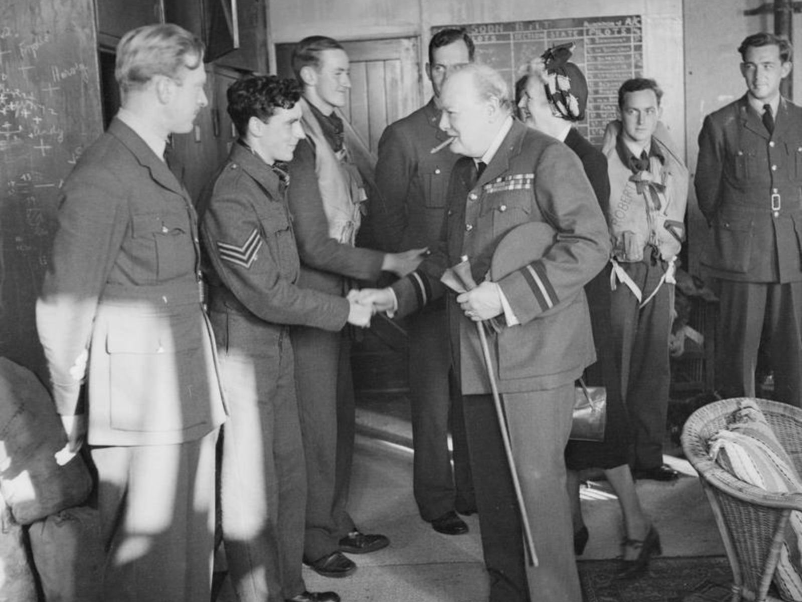 Churchill inspecionando tropas ou instalações na base aérea de Manston, apenas 8 dias após seu famoso discurso "The Few". Manston foi uma das bases aéreas mais importantes durante a Batalha da Inglaterra, localizada no sudeste da Inglaterra, na linha de frente contra os ataques alemães. RAF Manston, Kent, Inglaterra. 28 de agosto de 1940.