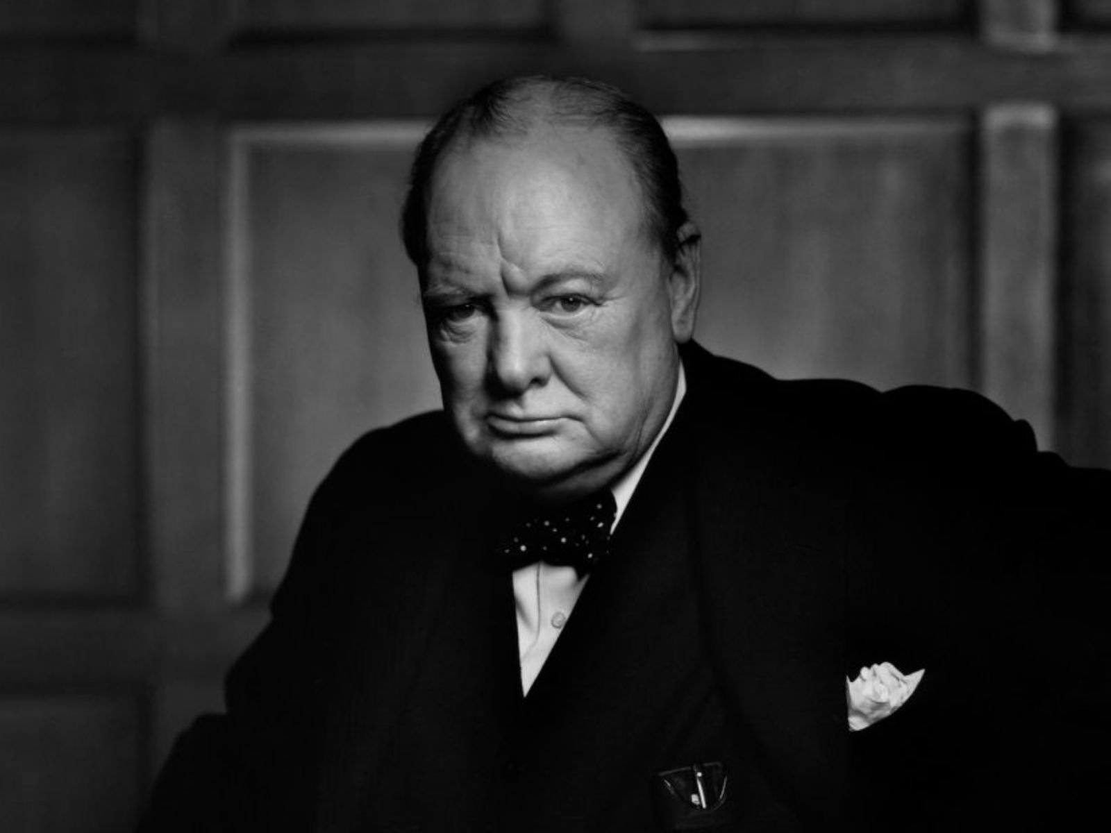 Winston Churchill: “The Roaring Lion” (O Leão Rugindo). O retrato mostra Churchill com uma expressão severa, determinada e desafiadora, logo após Churchill discursar ao Parlamento canadense durante a Segunda Guerra Mundial. Winston Churchill: "The Roaring Lion" (O Leão Rugindo). O retrato mostra Churchill com uma expressão severa, determinada e desafiadora, logo após Churchill discursar ao Parlamento canadense durante a Segunda Guerra Mundial.